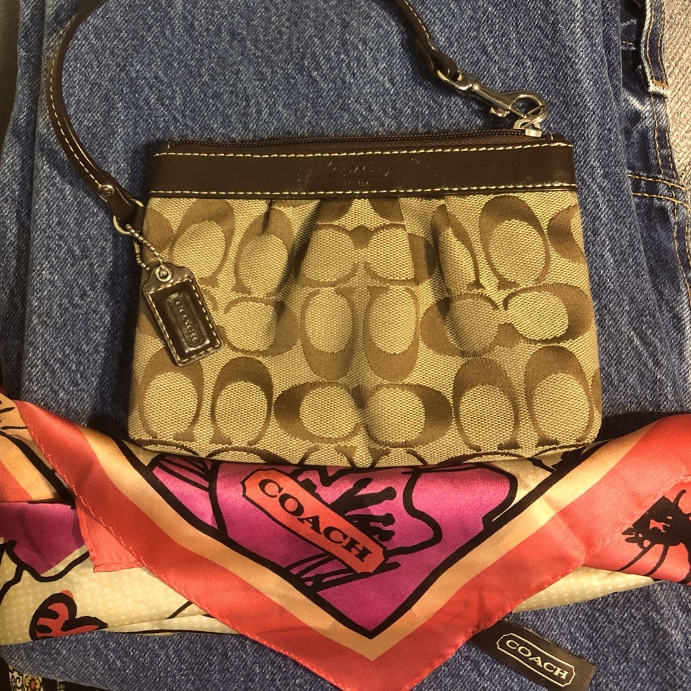 Coach | Classic Logo Wristlet